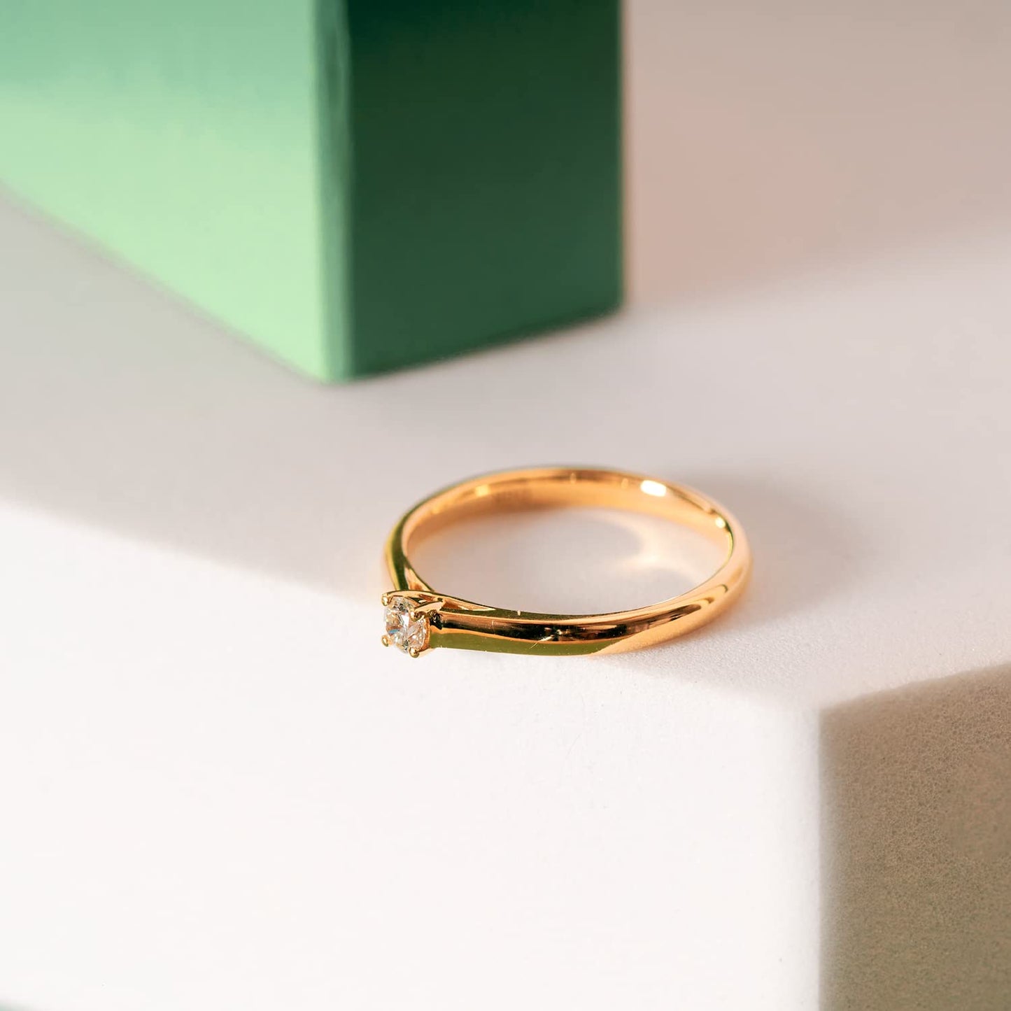 EDELIND Anillo solitario con un diamante de 0.10 ct en talla brillante, Ø 51 mm Anillo de compromiso con diamante Oro amarillo 18k Regalo de San Valentín para mujer