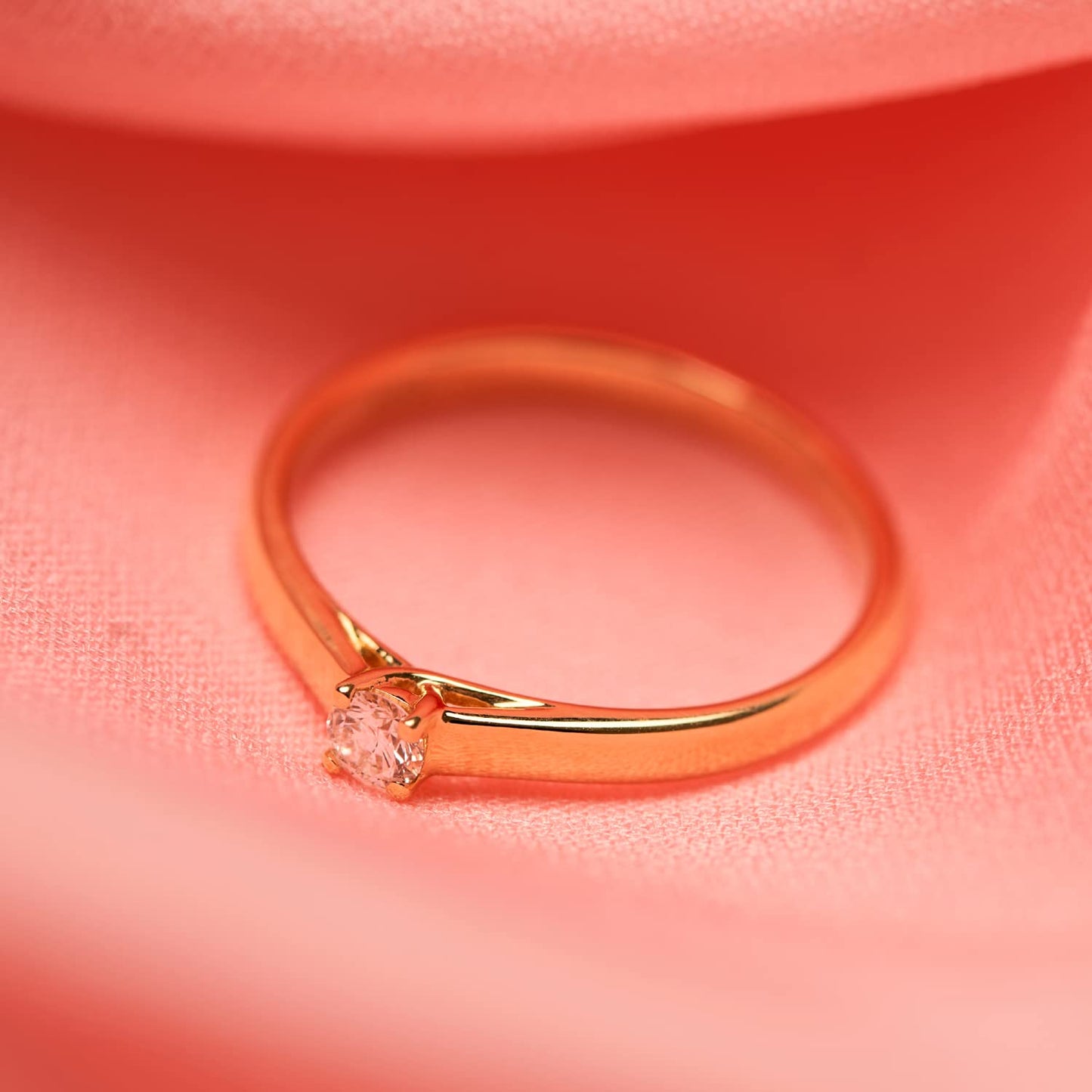 EDELIND Anillo solitario con un diamante de 0.10 ct en talla brillante, Ø 51 mm Anillo de compromiso con diamante Oro amarillo 18k Regalo de San Valentín para mujer