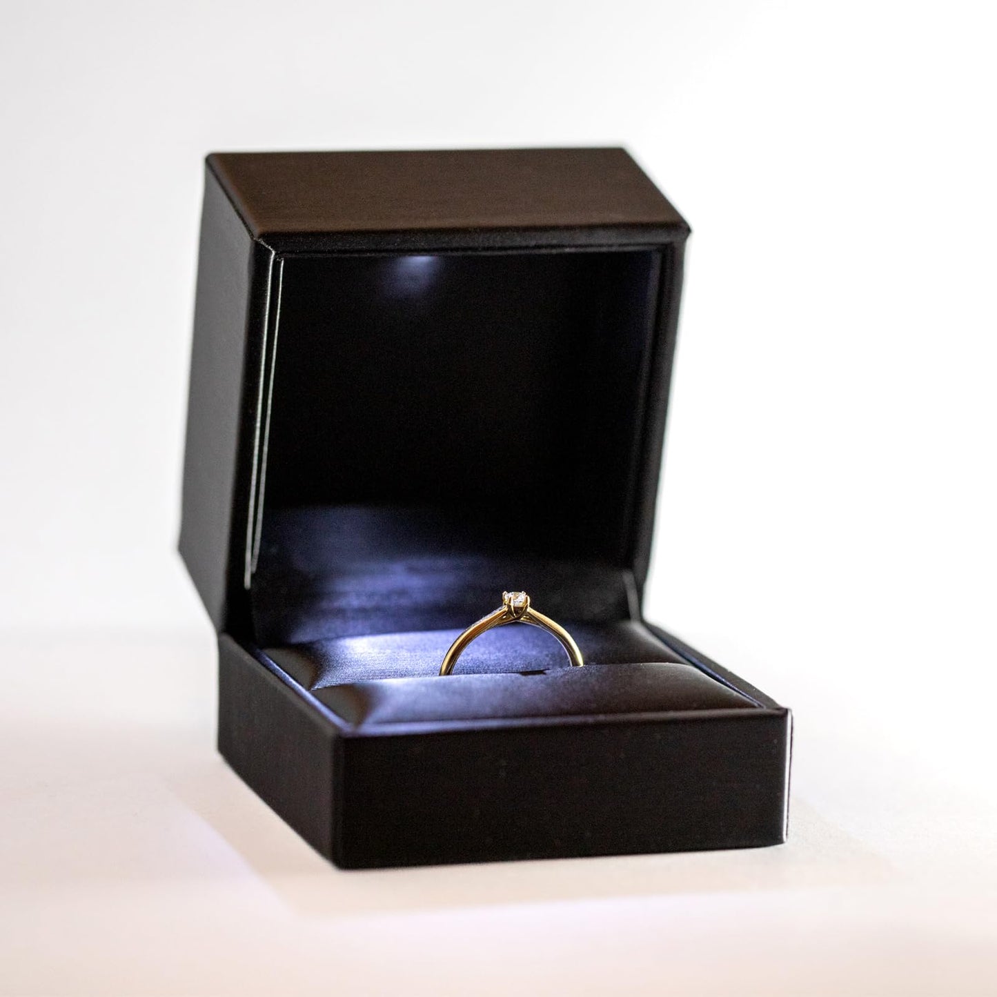 EDELIND Anillo solitario con un diamante de 0.10 ct en talla brillante, Ø 51 mm Anillo de compromiso con diamante Oro amarillo 18k Regalo de San Valentín para mujer