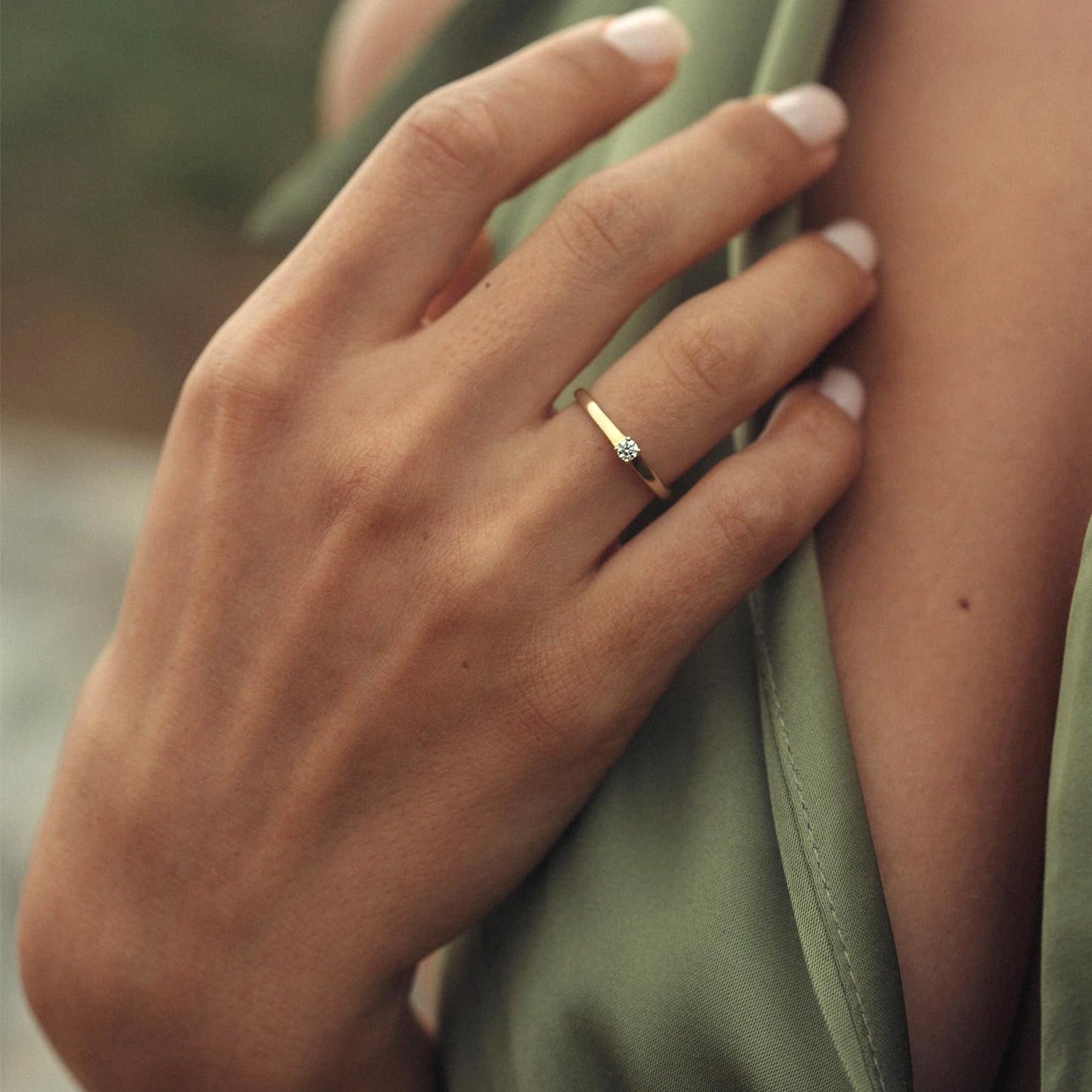 EDELIND Anillo solitario con un diamante de 0.10 ct en talla brillante, Ø 51 mm Anillo de compromiso con diamante Oro amarillo 18k Regalo de San Valentín para mujer